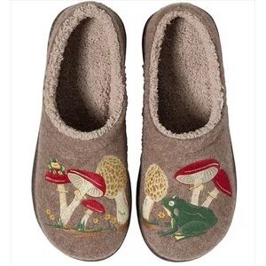 Daybreak Scuff Mushrooms Frog Motif Slippers